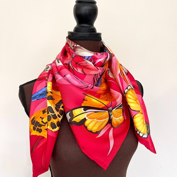 New Salvatore Ferragamo Scarf Butterfly in Flower Garden Silk Wrap - Picture 15 of 15